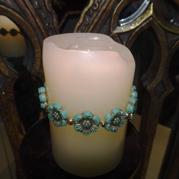 Handmade stretch bracelet with Czech anemone windflower design in six colors - Picture 9 of 14